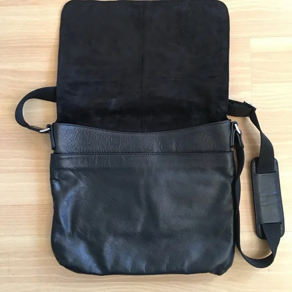 Host Pick! COLE HANN “Whitefield” Black Leather Messenger Bag    A10454 - Picture 2 of 5